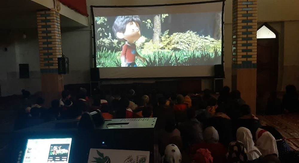 سينما سيار "بچه زرنگ" را به روستاي راستقان در شهرستان راز و جرگلان برد